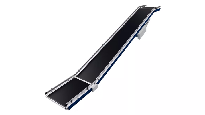 نوار نقاله بالابر نوار نقاله بالابر ( Elevating belt conveyor ) نوار نقاله بالابر، راهحلی مناسب برای انتقال کالا در مسیرهای شیبدار یا بین سطوح مختلف (از طبقهای به طبقه دیگر) است. این نقاله با طراحی شیبدار و شکستهای ملایم در ابتدا و انتها، امکان عبور نرم و بدون آسیب به کالا را فراهم میکند. ساختار آن به گونهای است که کالاها بدون لغزش یا واژگونی، از شیب بالا یا پایین حرکت میکنند.ر