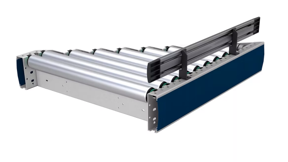 رابط زاویه 45 درجه بخشی از سیستم نوار نقاله گرانشی است که با توجه به موقعیت نصب، نقش مهمی در ورود بار به خط اصلی یا هدایت آن به یک خط فرعی ایفا میکند. این واحد معمولاً بهصورت شیبدار نصب میشود و در نتیجه، سرعت اقلام عبوری با توجه به زاویه شیب، بهطور طبیعی افزایش مییابد.